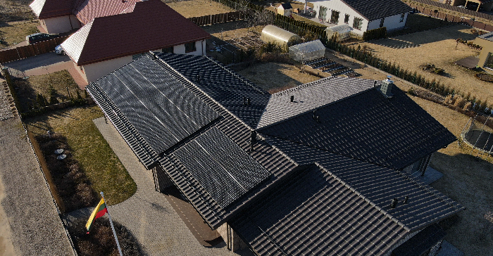 Gyvenamojo namo saulės elektrinės ant stogo, kurias sumontavo Saulės grąža
