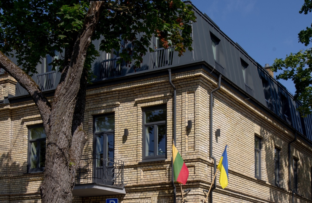 mano.bank ofiso langai su Lietuvos ir Ukrainos vėliavomis